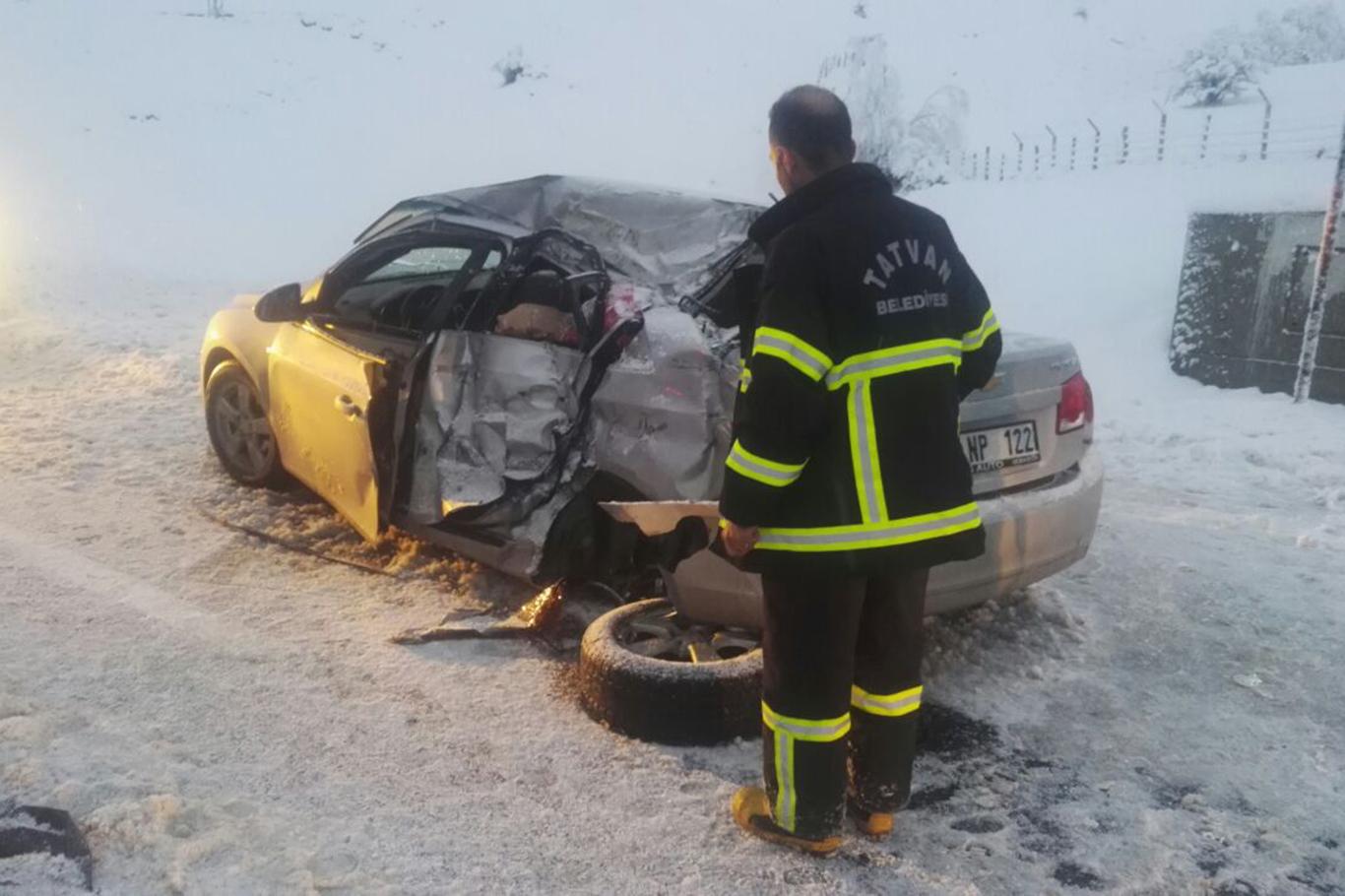Otomobil kar küreme aracına çarptı: 2'si ağır 3 yaralı